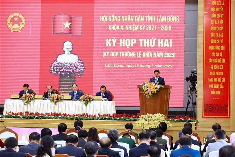 Đồng chí Y Thanh Hà Niê Kđăm, Ủy viên Ban Chấp hành Trung ương Đảng, Bí thư Tỉnh ủy, Trưởng Đoàn ĐBQH Khóa XV tỉnh Lâm Đồng phát biểu chỉ đạo tại kỳ họp
