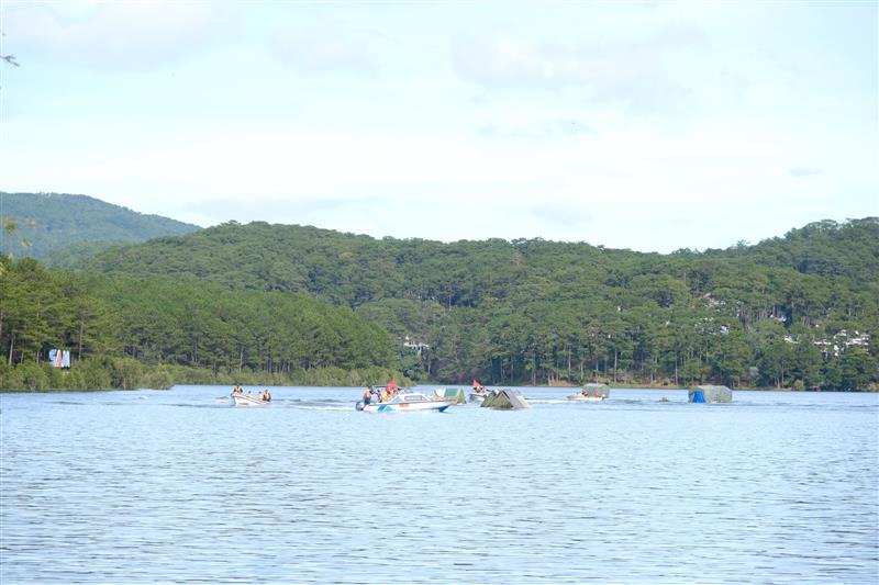 Cứu hộ người và tài sản của Nhân dân khu vực bị nước lũ cuốn trôi