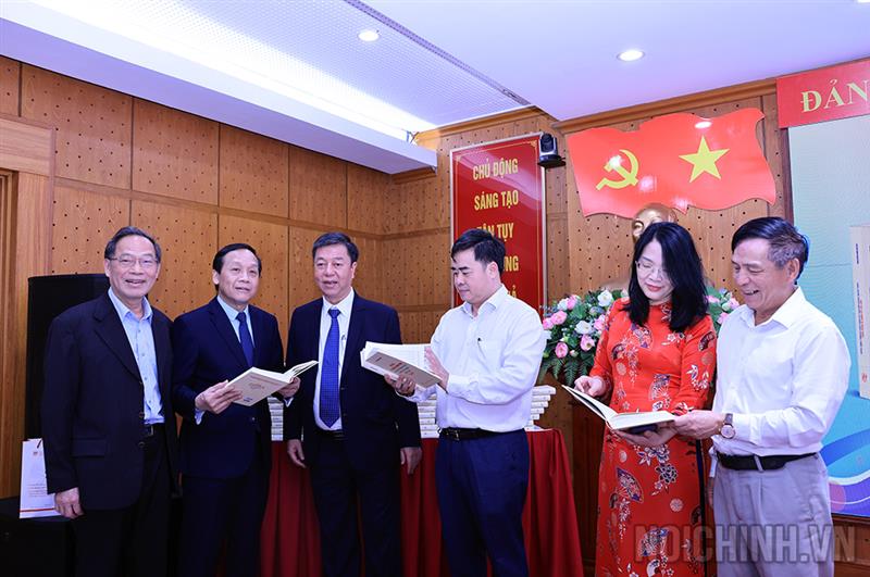 Các đại biểu tại Lễ ra mắt Cuốn sách