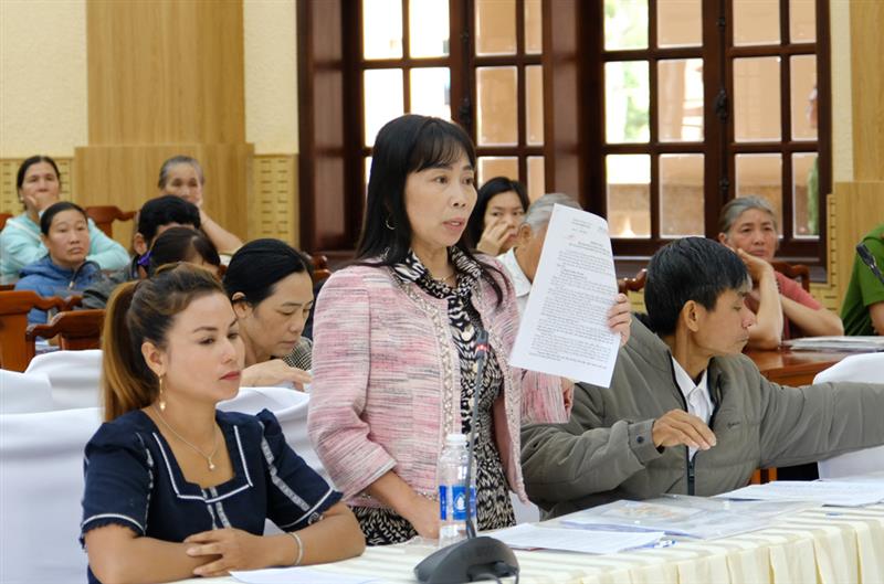 Người dân mang theo đơn trình bày tại buổi tiếp công dân