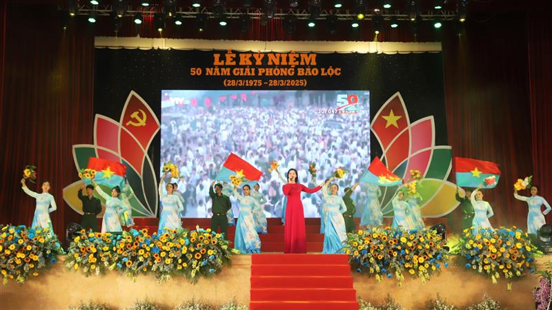 Tiết mục văn nghệ chào mừng Lễ kỷ niệm 50 năm Ngày Giải phóng Bảo Lộc