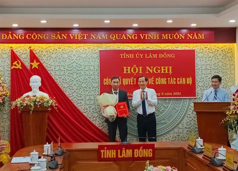 Đ/c Quyền Bí thư Tỉnh ủy trao Quyết định và tặng hoa cho đồng chí Vũ Tuấn Anh