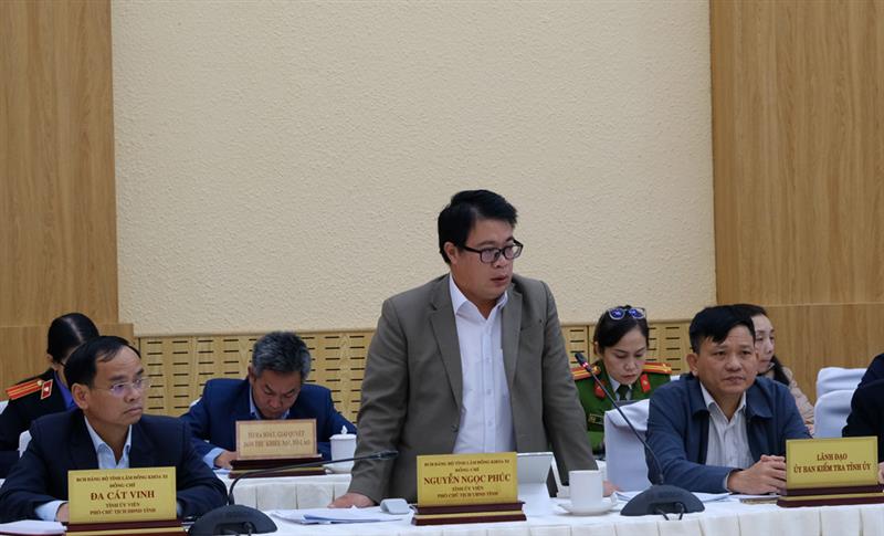 Đồng chí Nguyễn Ngọc Phúc - Phó Chủ tịch UBND tỉnh trả lời kiến nghị của công dân tại buổi tiếp