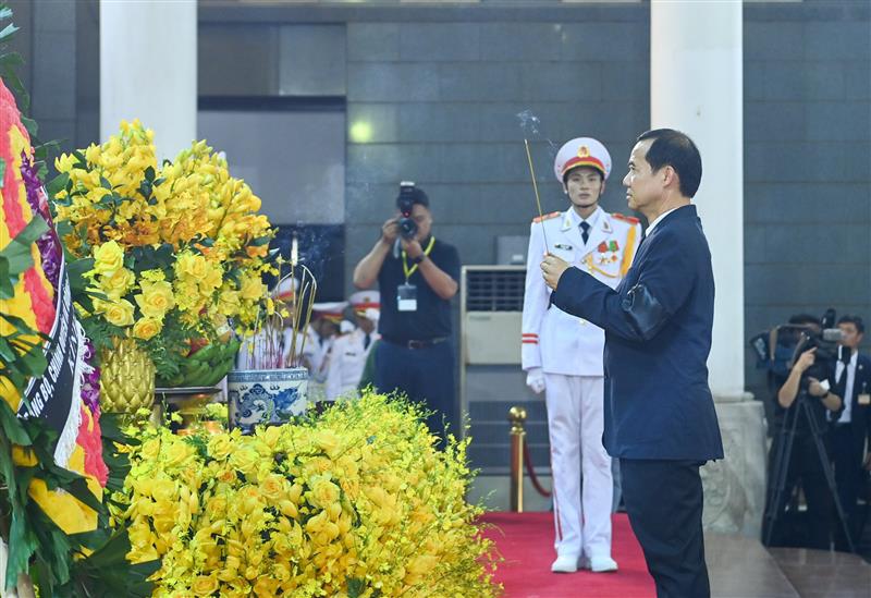 Đồng chí Nguyễn Thái Học - Quyền Bí thư Tỉnh ủy Lâm Đồng thắp hương viếng Tổng Bí thư Nguyễn Phú Trọng