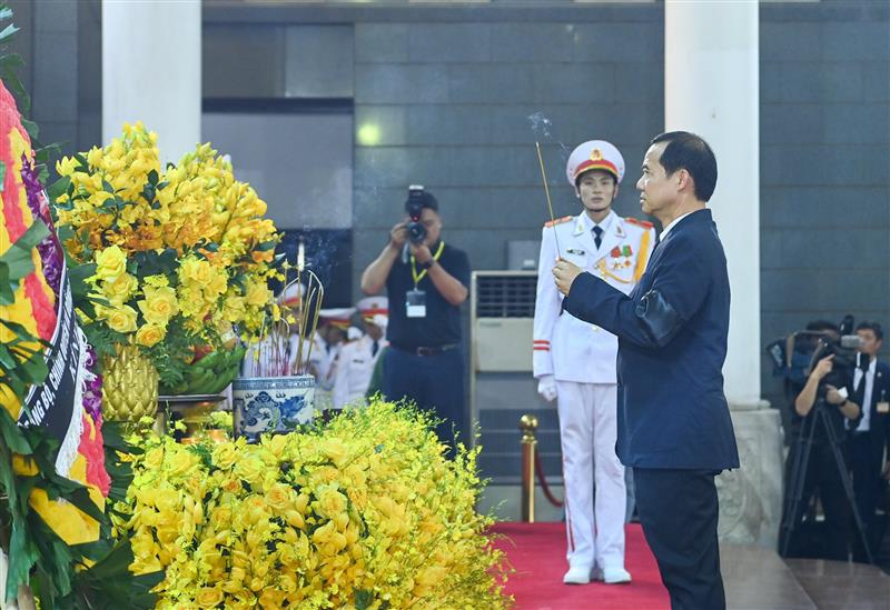 Đồng chí Nguyễn Thái Học - Quyền Bí thư Tỉnh ủy Lâm Đồng thắp hương viếng Tổng Bí thư Nguyễn Phú Trọng