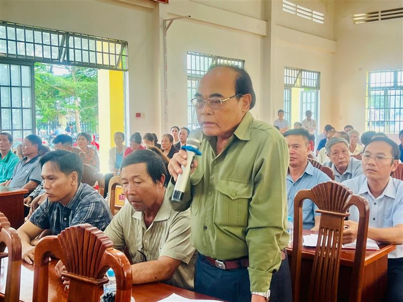 Cử tri phát biểu ý kiến tại buổi tiếp xúc