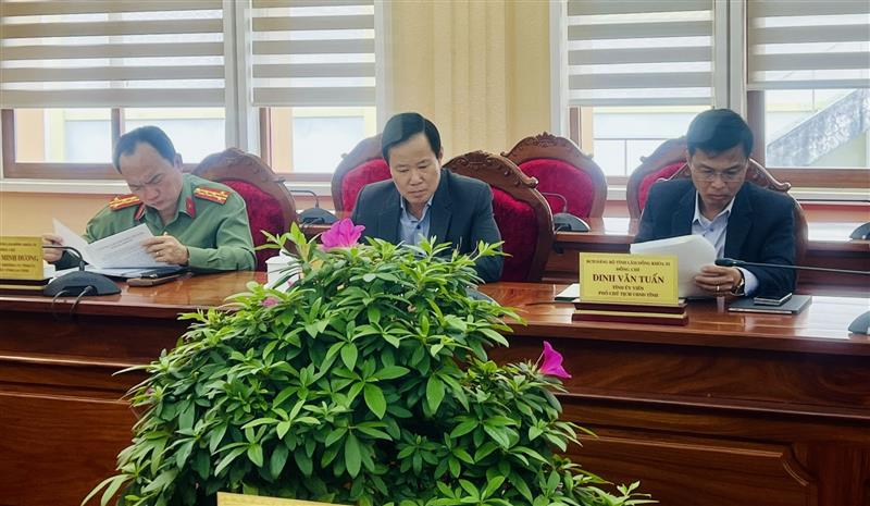 Đại diện lãnh đạo UBND tỉnh, Ủy ban MTTQ, Công an tỉnh tham dự phiên họp