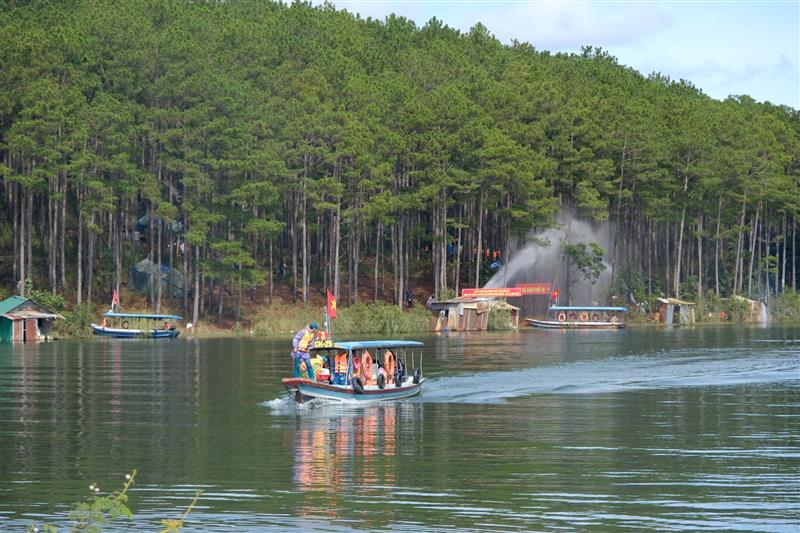 Đưa người dân ra khỏi khu vực bị cô lập