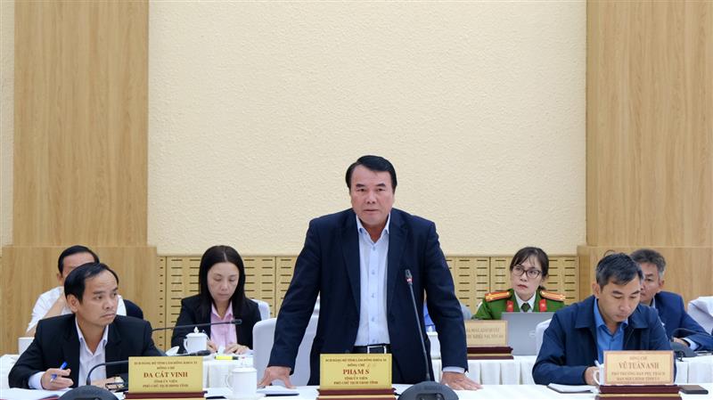 Đồng chí Phạm S - Phó Chủ tịch UBND tỉnh trả lời kiến nghị của công dân tại buổi tiếp