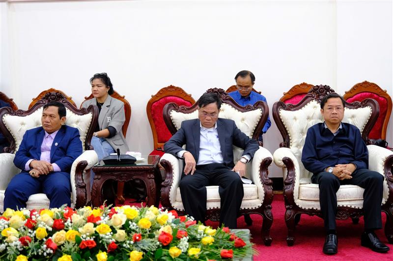 Các đồng chí Uỷ viên Ban Thường vụ Tỉnh uỷ tham dự buổi gặp