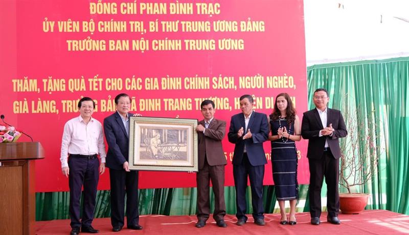 Đồng chí Phan Đình Trạc - Trưởng Ban Nội chính Trung ương và đồng chí Nguyễn Hữu Dũng - Phó Chủ tịch Uỷ ban Trung ương MTTQ Việt Nam tặng quà cho xã Đinh Trang Thượng