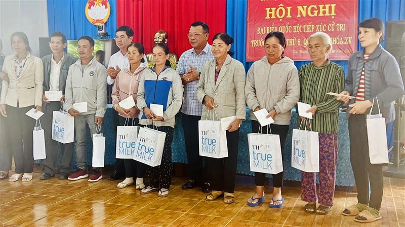 Đoàn ĐBQH tặng 20 suất quà cho gia đình chính sách, hộ có hoàn cảnh khó khăn