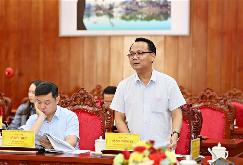 Đồng chí Đặng Hồng Sỹ - Phó Bí thư Thường trực Tỉnh uỷ, Trưởng Đoàn Đại biểu Quốc hội tỉnh Bình Thuận góp ý tại hội nghị