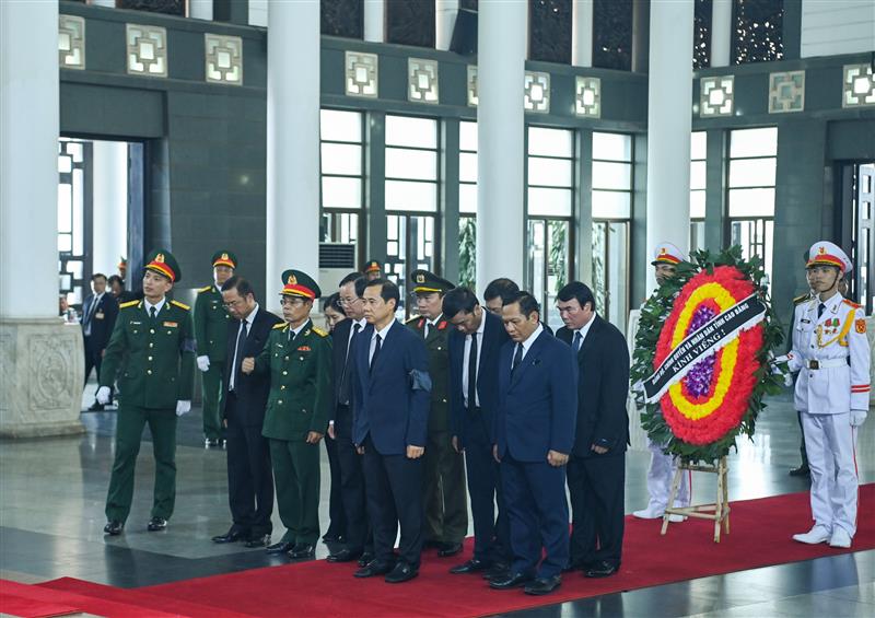 Đoàn đại biểu tỉnh Lâm Đồng dành phút mặc niệm tưởng nhớ Tổng Bí thư Nguyễn Phú Trọng