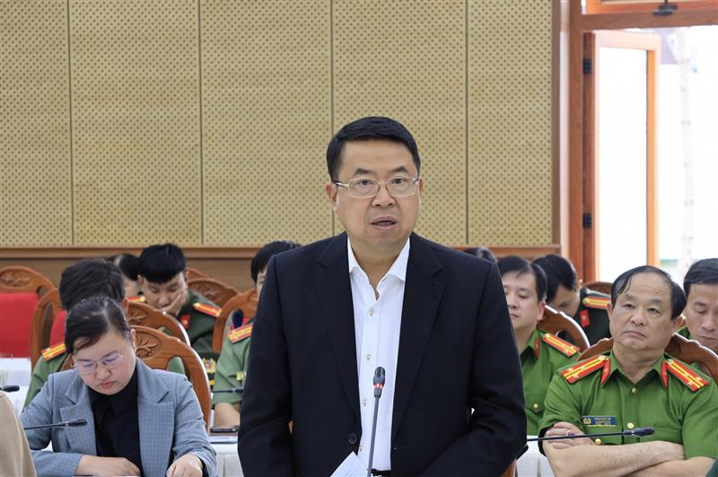Đại biểu trình bày tham luận tại Hội nghị 