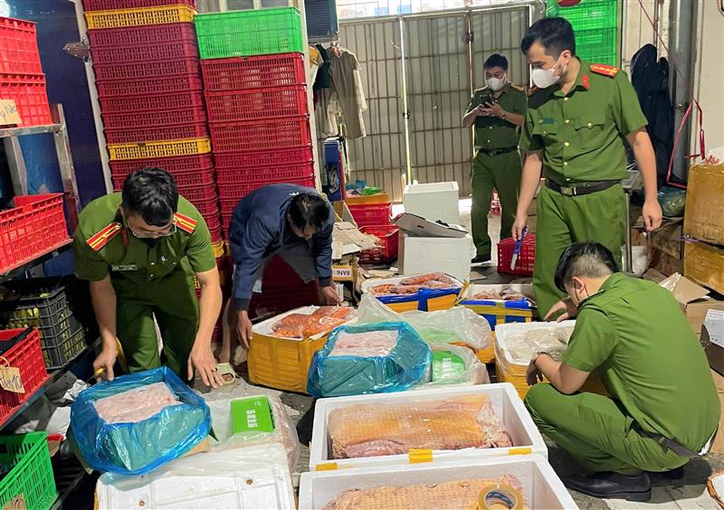 Lực lượng công an kiểm tra, xử lý một cơ sở kinh doanh, buôn bán thực phẩm đông lạnh không rõ nguồn gốc, xuất xứ