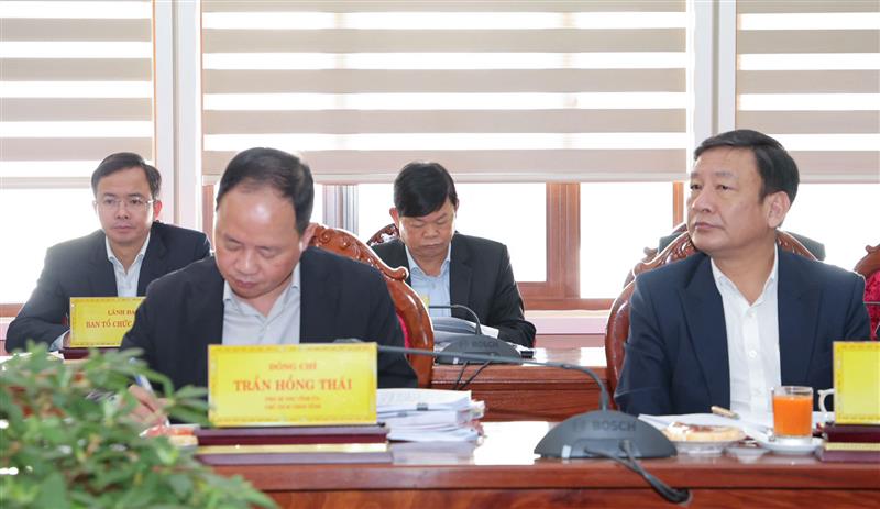 Đồng chí Trần Hồng Thái - Phó Bí thư Tỉnh ủy, Chủ tịch UBND tỉnh và đồng chí Bùi Thắng - Phó Bí thư Tỉnh ủy tại Hội nghị
