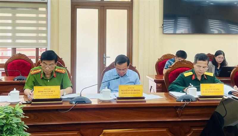 Thành viên Ban Chỉ đạo phòng chống tham nhũng, tiêu cực, lãng phí tỉnh tham dự phiên họp