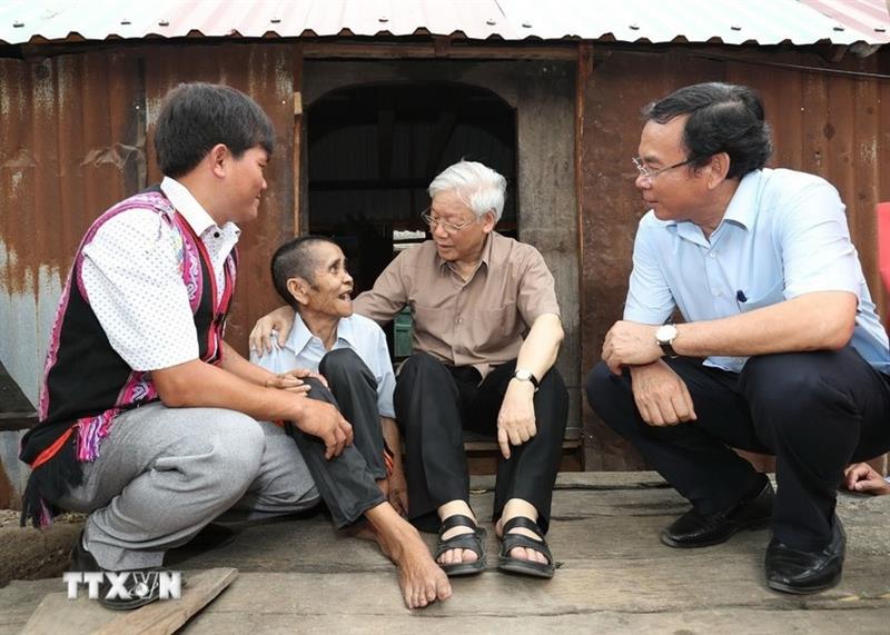 Tổng Bí thư Nguyễn Phú Trọng thăm, tặng quà thương binh Đinh Phi và vợ là Đinh Brat, hộ gia đình chính sách có hoàn cảnh đặc biệt khó khăn ở làng Tung Ke 2, xã Ayun, huyện Chư Sê, tỉnh Gia Lai, chiều 12/4/2017. (Ảnh : Trí Dũng/TTXVN)