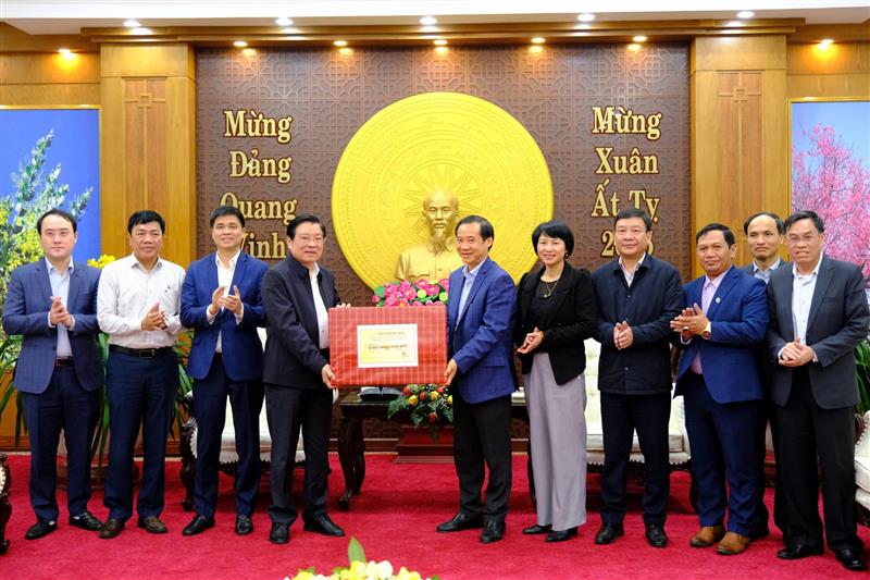 Đồng chí Phan Đình Trạc chúc Tết Ban Thường vụ Tỉnh uỷ Lâm Đồng