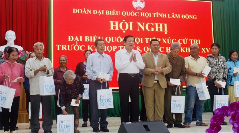 Trưởng Ban Nội chính Trung ương Phan Đình Trạc và Phó Chủ tịch HĐND tỉnh Lâm Đồng K' Mák trao quà cho gia đình chính sách, người có công, người có hoàn cảnh khó khăn tại xã Ninh Gia