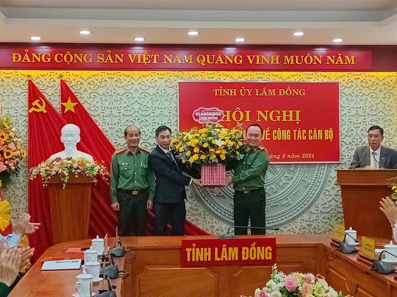 Đảng ủy Công an tỉnh lâm Đồng tặng hoa chúc mừng đồng chí Vũ Tuấn Anh