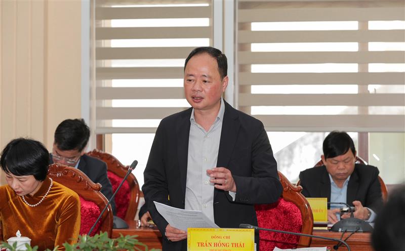 Chủ tịch UBND tỉnh Lâm Đồng Trần Hồng Thái báo cáo về tình hình triển khai thực hiện Nghị quyết 57 và một số công trình dự án đầu tư công trọng điểm trên địa bàn tỉnh