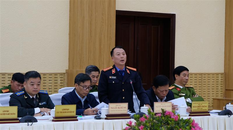 Đồng chí Nguyễn Thành Minh - Viện trưởng Viện Kiểm sát Nhân dân tỉnh trả lời kiến nghị công dân