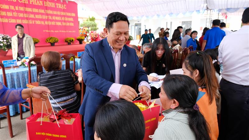 Đồng chí K'Mak - Uỷ viên Ban Thường vụ Tỉnh uỷ, Phó Chủ tịch HĐND tỉnh trao quà Tết cho bà con