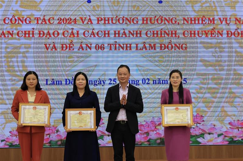 Chủ tịch UBND tỉnh Trần Hồng Thái trao Bằng khen cho 3 địa phương Đà Lạt, Lâm Hà, Bảo Lâm có số lượng người tham gia dự thi nhiều nhất Cuộc thi Tìm hiểu về Cải cách hành chính và Chuyển đổi số trên địa bàn tỉnh Lâm Đồng năm 2024