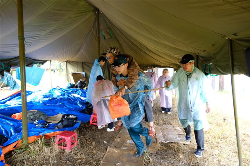 Cứu hộ người già trong khu vực bị nạn