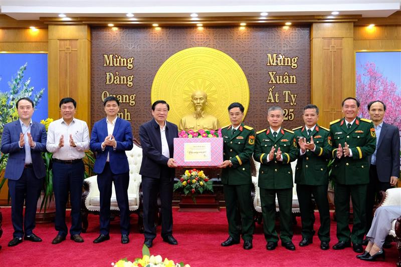 Đồng chí Phan Đình Trạc chúc Tết Bộ CHQS tỉnh