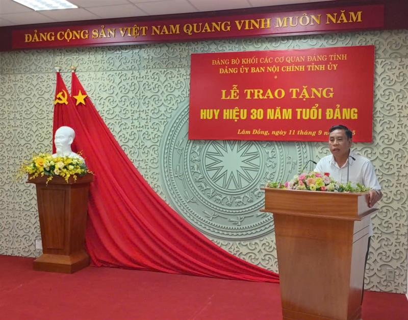 Đồng chí Lương Hồng Khoa, nguyên Phó trưởng Ban Nội chính Tỉnh ủy thay mặt các đồng chí nghỉ hưu theo chế độ phát biểu