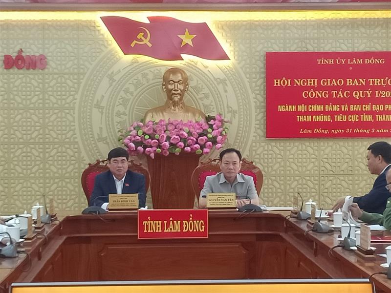 Đồng chí Trần Đình Văn - Phó Bí thư Thường trực Tỉnh ủy, Trưởng đoàn đại biểu quốc hội tỉnh Lâm Đồng và đồng chí Nguyễn Văn Yên - Ủy viên Ban Thường vụ Tỉnh ủy, Trưởng Ban Nội chính Tỉnh ủy đồng chủ trì hội nghị.