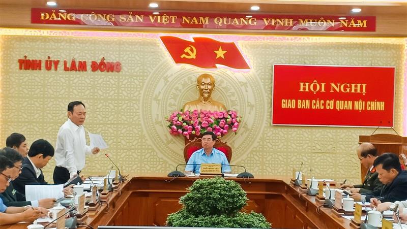 Đồng chí Trần Đình Văn, Phó Bí thư Thường trực Tỉnh ủy, Trưởng Đoàn Đại biểu Quốc hội đơn vị tỉnh Lâm Đồng chủ trì Hội nghị
