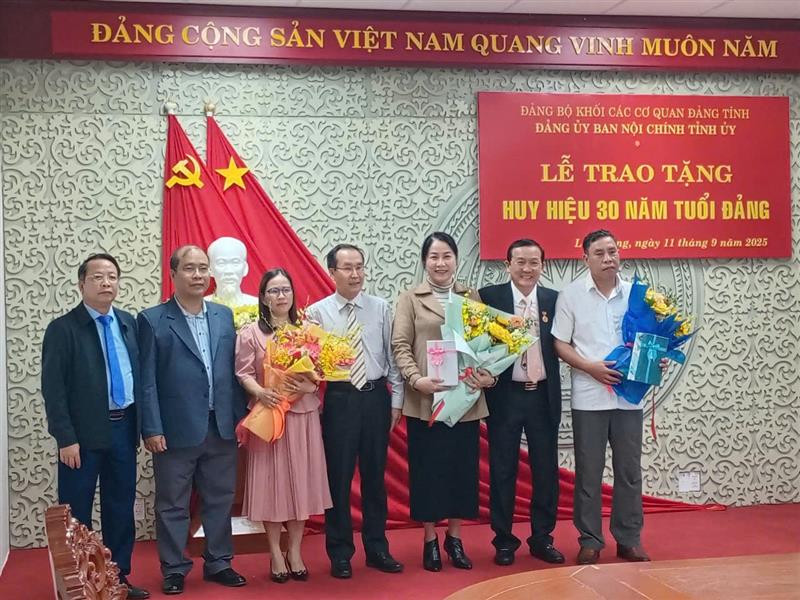 Tặng quà và hoa cho các đồng chí nghỉ hưu theo chế độ