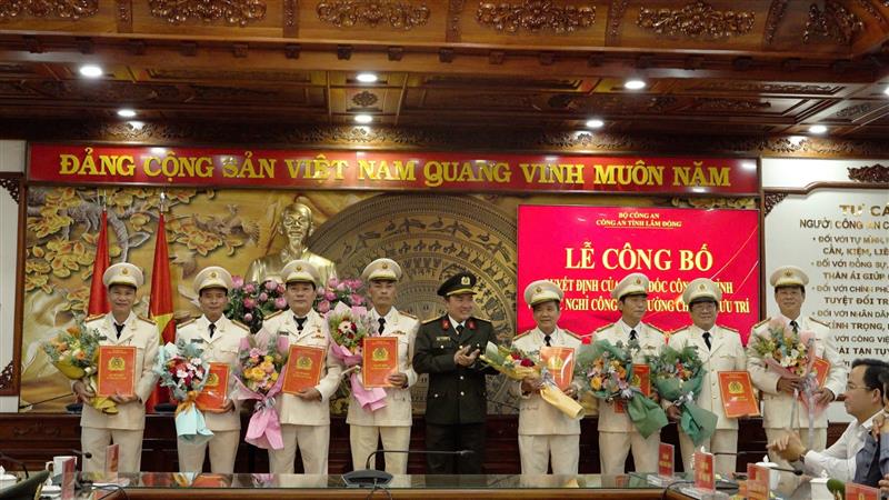 Đại tá Trương Minh Đương - Giám đốc Công an tỉnh trao Quyết định nghỉ hưu Ảnh: Baolamdong.vn