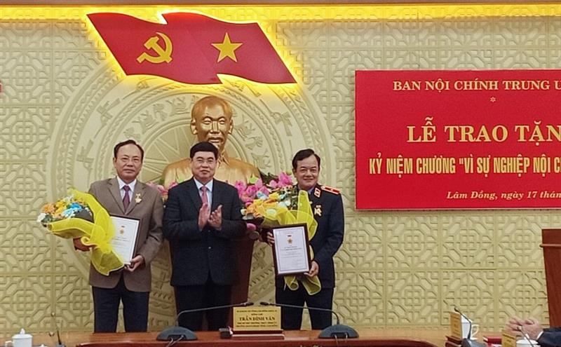 Trao kỷ niệm chương “Vì sự nghiệp Nội chính Đảng” cho các cá nhân