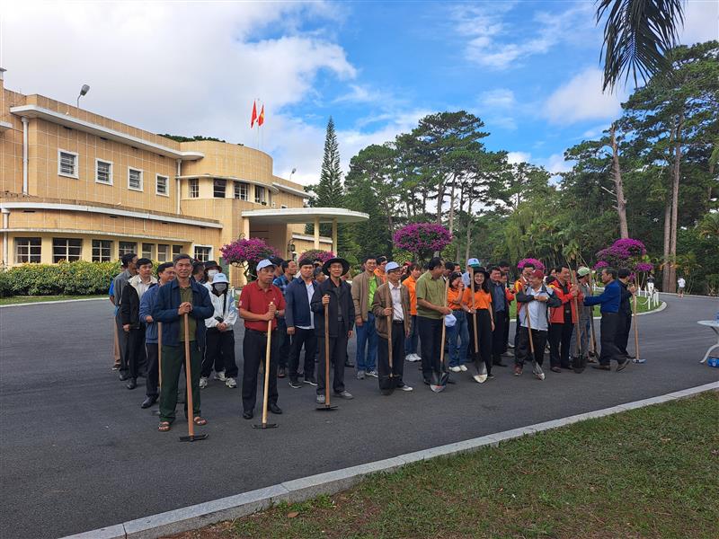 Cán bộ lãnh đạo, công chức, viên chức, người lao động Khối Thi đua các cơ quan Đảng tỉnh Lâm Đồng tham gia Lễ phát động (ảnh: Trọng Hà)