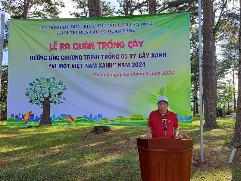 Đồng chí Lương Hồng Khoa, Phó Trưởng Ban Nội chính Tỉnh ủy, Khối phó, Khối Thi đua các cơ quan Đảng phát động chương trình trồng cây (ảnh: Trọng Hà)