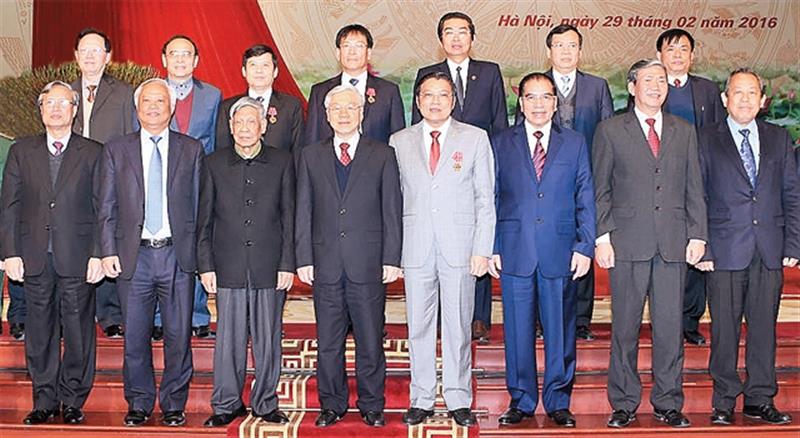 Tổng Bí thư Nguyễn Phú Trọng và các đồng chí lãnh đạo, nguyên lãnh đạo Đảng, Nhà nước với các đại biểu tại Lễ kỷ niệm