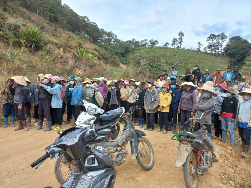 Nhiều người tụ tập gây khó khăn cho việc thi công dự án hồ thủy lợi Ta Hoét.