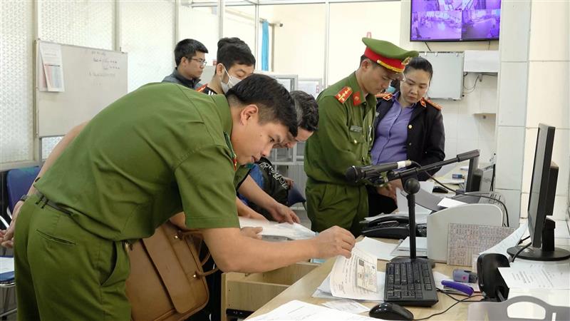 Công an tỉnh Lâm Đồng kiểm tra tài liệu trong vụ án bác sĩ, nhân viên bệnh viện tỉnh trục lợi bảo hiểm y tế