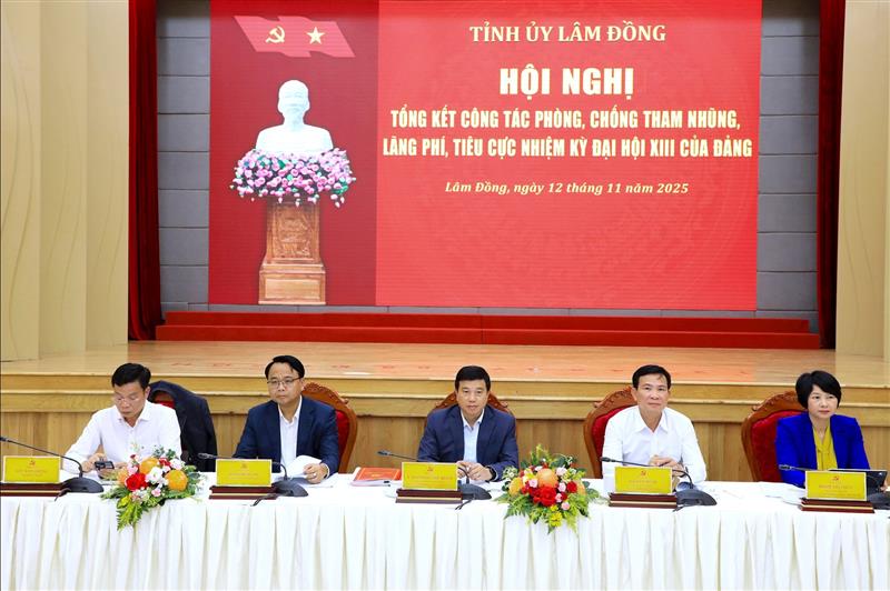 Các đồng chí trong Thường trực Tỉnh ủy Lâm Đồng chủ trì Hội nghị (ảnh: baolamdong.vn) Các đồng chí trong Thường trực Tỉnh ủy Lâm Đồng chủ trì Hội nghị (ảnh: baolamdong.vn)
