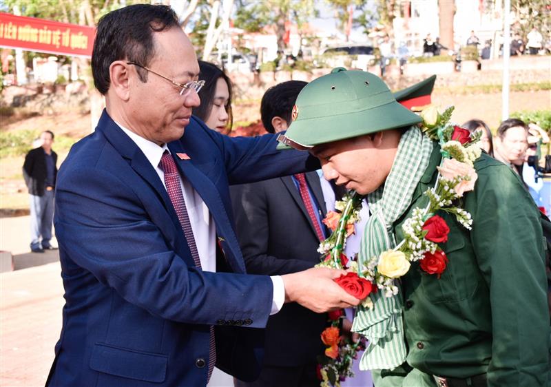 Đồng chí Nguyễn Văn Yên trao vòng hoa chúc mừng tân binh