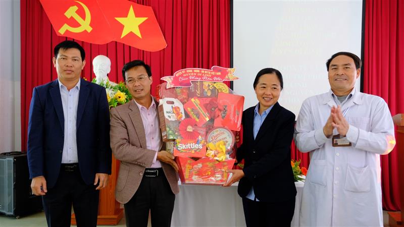 Lãnh đạo huyện Di Linh tặng quà chúc mừng năm mới cho Khu Điều trị Phong Di Linh