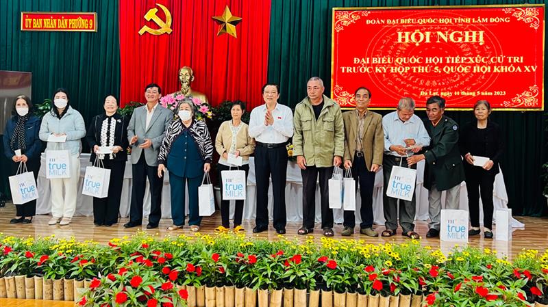 Đồng chí Phan Đình Trạc, Ủy viên Bộ Chính trị, Bí thư Trung ương Đảng, Trưởng Ban Nội chính Trung ương trao quà tặng các gia đình chính sách trên địa bàn phường 9, thành phố Đà Lạt