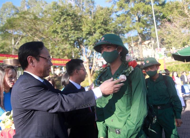 Đồng chí Nguyễn Văn Yên tặng hoa chúc mừng các tân binh