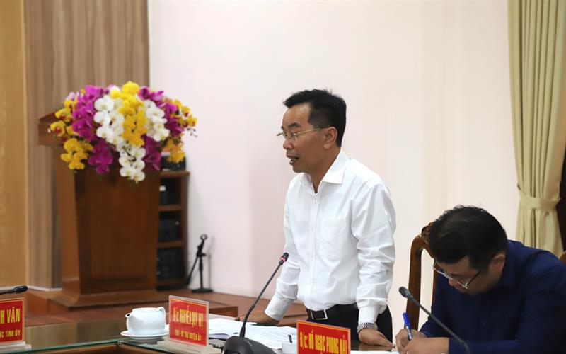 Đồng chí Nguyễn Quý Mỵ - Bí thư Huyện ủy Đạ Huoai báo cáo tại buổi làm việc