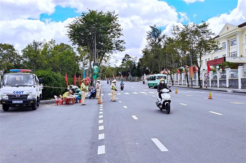 Cảnh sát giao thông Lâm Đồng bảo đảm an toàn trên các trục đường chính tại trung tâm Đà Lạt Cảnh sát giao thông Lâm Đồng bảo đảm an toàn trên các trục đường chính tại trung tâm Đà Lạt